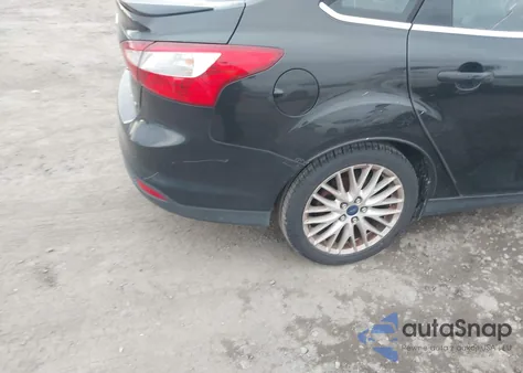 2014 Ford Focus Titanium z USA, uszkodzony, nr VIN 1FADP3J28EL134524